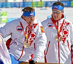 Василий Рочев (справа) и Иван Алыпов во время церемонии награждения.