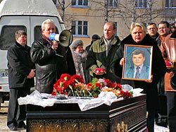 На траурном митинге добрым словом помянул Сергея Каракчиева Юрий Спиридонов.