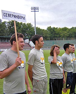 Информационная телекоманда «СТС-Коми», возглавляемая главным редактором канала Дмитрием Курбатовым (крайний слева), распалась после того, как акционеры ЗАО «Севертелеком» приняли решение закрыть программы «Детали» и «Детально».