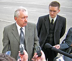 22 июня 2005 года глава РК Владимир Торлопов (на снимке) у стен Желтого дома назвал юридически грамотными решения группы депутатов совета города, принятые вечером накануне. Чтобы опровергнуть это заявление, судебной власти понадобилось девять месяцев.