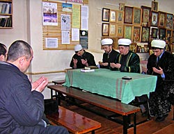 Заключенные исправительной колонии № 25 отказались совершать намаз, но выслушали суры из Корана.