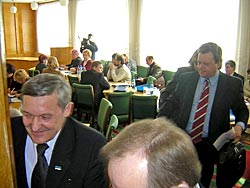 Выслушав заявление Александра Верещагина, депутаты группы «За сохранение Инты» потянулись на выход.