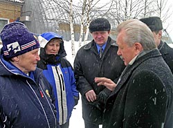 Владимир Торлопов (справа) пообщался с олимпийскими чемпионками Галиной Кулаковой (крайняя слева) и Раисой Сметаниной.