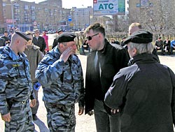 От нетрезвого гражданина славянской внешности (второй справа) лидера СНВ Юрия Екишева защитили омоновцы.