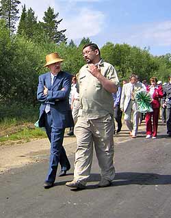 На снимке корреспондента «ЗЖ» запечатлен фрагмент беседы главы РК Владимира Торлопова (слева) с Юрием Екишевым (справа), состоявшейся 17 июля 2005 года после праздничного открытия моста через Сысолу близ села Вотча. Через три с половиной месяца «Союз национального возрождения» под предводительством г-на Екишева провел свою первую акцию в Сыктывкаре. А 7 декабря, после того как депутаты госсовета РК по предложению президента РФ продлили полномочия г-на Торлопова в качестве главы РК на новый срок, последний, отвечая на вопрос одного из журналистов, сообщил, что намерен встретиться с г-ном Екишевым и «поговорить о проблемах, которые, с его точки зрения, существуют не только в РК, но и в стране». «Почему бы не принять сегодня его конструктивные, разумные предложения, а то, что у него наносное, будем вместе отсекать», - заявил глава представителям СМИ. Несмотря на намерения, г-н Торлопов так и не встретился с г-ном Екишевым. Фото Бориса Суранова.