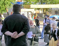 «Игры в демократию кончились», - заявил немногочисленным собравшимся на пикет сыктывкарцам Юрий Екишев (на снимке - спиной). Фото Кирилла Затрутина.