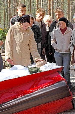 Похороненный на Краснозатонском кладбище Сыктывкара Дмитрий Пантелеев не дожил до демобилизации из армии три месяца. Фото Кирилла Затрутина.