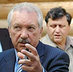 Не согласный с ролью стрелочника в скандале вокруг реконструкции драмтеатра, Михаил Клубет (на заднем плане) считает, что он всего лишь выполнял решения республиканского правительства. Фото «ЗЖ».