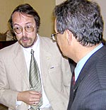 Игорь Жеребцов (слева) подарил вице-спикеру госсовета РК Алексею Безносикову книжку о трагической судьбе создателей Коми автономии. Фото Андрея Влизкова.