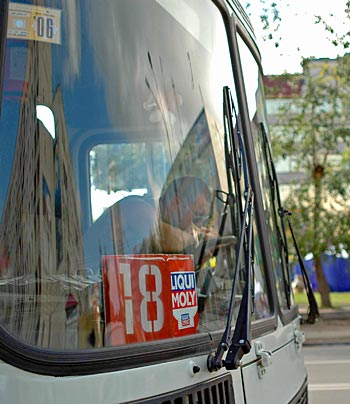 Новый перевозчик пассажиров на маршруте № 18 т не отличается соблюдением графика движения. Фото Кирилла Затрутина.