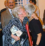 Надежда Боброва (слева) получила в подарок от вдовы Георгия Лисецкого (справа) свой фотопортрет, сделанный художником много лет назад. Фото Кирилла Затрутина.