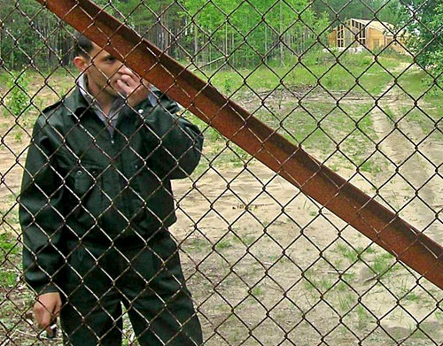 Из ответа и.о. сыктывкарского природоохранного прокурора Константина Ковалева на заявления правозащитников следует, что новенькие здания, которое корреспонденты «ЗЖ» наблюдали на территории комплекса «Дома приема официальных делегаций» 28 июля, – мираж. Фото Андрея Влизкова.