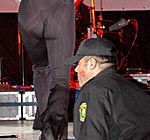 Лолита оставила следы своих губ на щеке охранника в знак признания ею Коми последним оплотом настоящих мужчин. Фото Кирилла Затрутина.