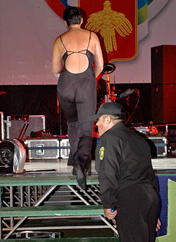 Лолита оставила следы своих губ на щеке охранника в знак признания ею Коми последним оплотом настоящих мужчин. Фото Кирилла Затрутина.