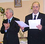 Владимир Шахтин (справа) намерен передать Владимиру Торлопову (слева) подготовленные в письменном виде предложения об урегулировании политического кризиса в Инте. Фото Бориса Суранова.