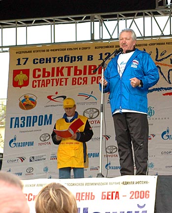 Владимир Торлопов пожелал молодежи бегать вместо того, «чтобы ходить в магазин за бутылкой водки, вина и так далее». Фото «ЗЖ».