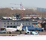 Действующий аэропорт в Сыктывкаре удобен для пассажиров тем, что находится в десяти минутах ходьбы от центра города. Фото «ЗЖ».