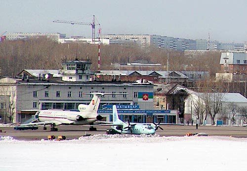Действующий аэропорт в Сыктывкаре удобен для пассажиров тем, что находится в десяти минутах ходьбы от центра города. Фото «ЗЖ».