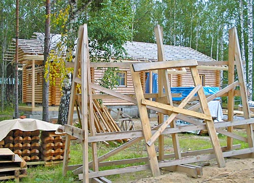 Власть выделила из республиканского бюджета 20 млн. руб. на оснащение мебелью домиков (на снимке) и приобретение других предметов хозяйственного инвентаря для реконструируемой правительственной базы отдыха в заказнике «Белый». Фото предоставлено Сыктывкарской природоохранной межрайонной прокуратурой.