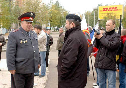 Анатолий Фролов (слева), убедившись в легитимности митинга националистов, обратился к Юрию Екишеву (справа) со словами «Ну все – пожалуйста». Фото Кирилла Затрутина.