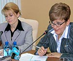 Две очаровательные представительницы власти – Ирма Кутаева (слева) и Марина Истиховская (справа) – выслушали предложения по улучшению демографической ситуации в Коми. Фото Сергея Сорокина.