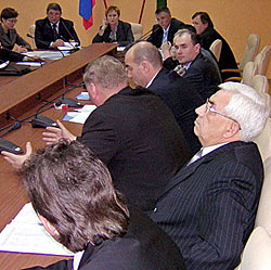 На члена Общественной палаты РК, олимпийского чемпиона Николая Бажукова заседание нагнало скуку. Фото Андрея Влизкова.