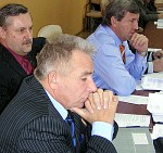 Богатые депутаты (слева направо) Михаил Кудрявцев, Василий Шальнев и Владимир Шитов были против внесения «поправок для богатых» в закон о выборах, но остались в меньшинстве. Фото Сергея Марцинкевича.