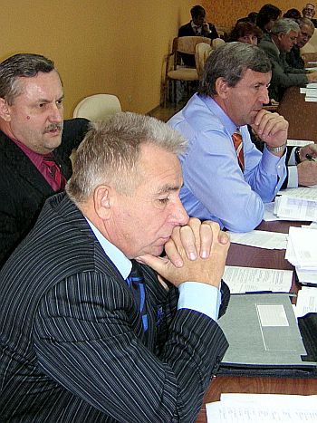 Богатые депутаты (слева направо) Михаил Кудрявцев, Василий Шальнев и Владимир Шитов были против внесения «поправок для богатых» в закон о выборах, но остались в меньшинстве. Фото Сергея Марцинкевича.