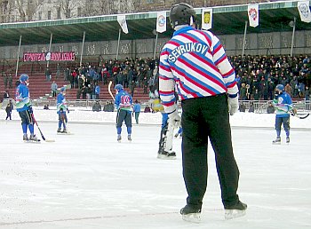 «Строитель» в домашнем матче с «Волгой» получил «гостевое» судейство. Фото Сергея Марцинкевича.