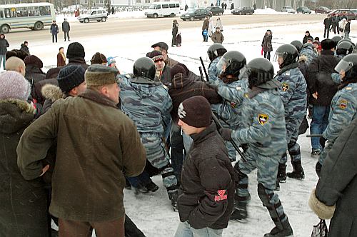 Прибывший на митинг омон применил силу. фото кирилла затрутина.