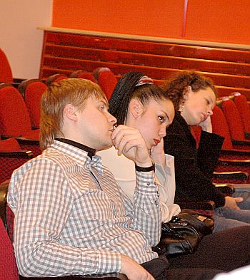 Насмеявшихся во время шоу федеральных партаппаратчиц, к концу мероприятия склонило в сон.