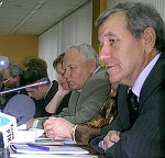 Юрий Семуков (на переднем плане) напомнил коллегам по палате о том, как милиция применяла силу к Юрию Екишеву. Фото Сергея Марцинкевича.