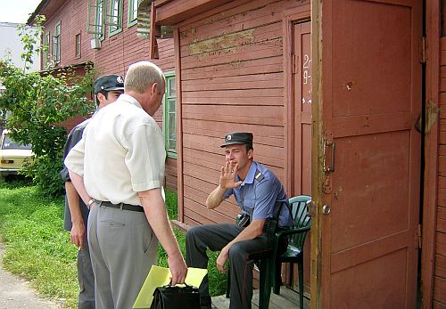 Власти не спешат выселять из аварийного дома его жителей. Фото Андрея Влизкова.