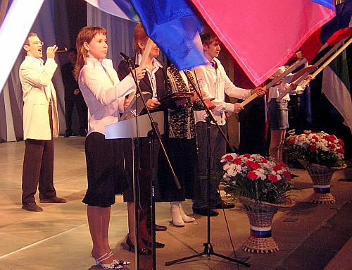 Съезд закончился под вынос знамен и исполнение партийного гимна. Фото Андрея Влизкова.