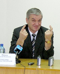 Николай Пиюков заверил журналистов в том, что у них нет намерения притеснять финно-угорский центр, им просто нужно дополнительное здание – одно или другое. Фото Андрея Влизкова.