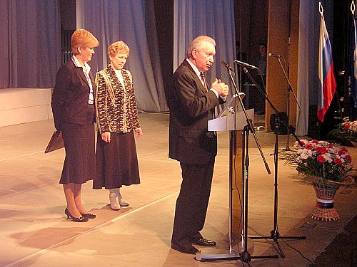 «Партия власти» продемонстрировала свою тройку – (слева направо) Марина Истиховская, Раиса Сметанина, Владимир Торлопов – на I республиканском съезде народных депутатов и сторонников «Единой России». Фото Андрея Влизкова.