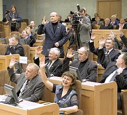 Последний раз депутаты госсовета РК голосовали открыто за предложение Владимира Путина о продлении полномочий Владимира Торлопова на губернаторском посту. Фото «ЗЖ».