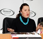 Вероника Кондратенко на пальцах объяснила журналистам, что ролики из коллекции Жана Мари Бурсико можно увидеть только ночью с 22 на 23 декабря. Фото Кирилла Затрутина.