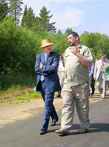 Было время, когда власть (слева — глава РК Владимир Торлопов) пыталась договориться с Юрием Екишевым (справа) по-хорошему. Фото Бориса Суранова