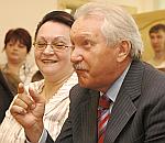 На открытии Дома ребенка Владимир Торлопов воодушевился, узнав о связях Коми с Африкой. Фото Кирилла Затрутина.