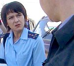 Старший помощник прокурора Княжпогостского района Леся Поколинская спросила у капитана милиции Михаила Болотова, стоит ли задерживать жену «сектанта» Виктора Дудина. Фото «ЗЖ».