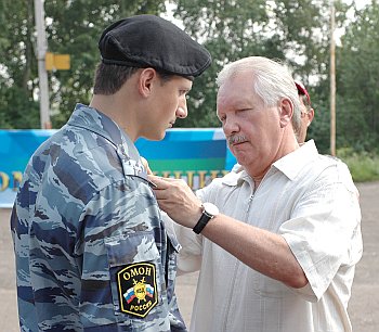 Владимир Торлопов вручил награды особо отличившимся милиционерам. Фото Кирилла Затрутина.
