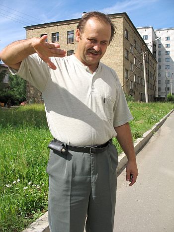 Председатель КПК «Мемориал» Игорь Сажин пожаловался на ночные полеты самолетов, которые не отвечают санитарным требованиям. Фото Эрнеста Мезака.