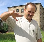 Председатель КПК «Мемориал» Игорь Сажин пожаловался на ночные полеты самолетов, которые не отвечают санитарным требованиям. Фото Эрнеста Мезака.