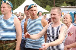 Призыв построиться к приезду главы Коми Владимира Торлопова десантники восприняли неоднозначно. Фото Кирилла Затрутина