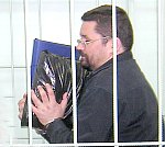 Осужденный еще в прошлом году на поселение Юрий Екишев никак не может выбраться из-за решетки. Фото Андрея Влизкова.