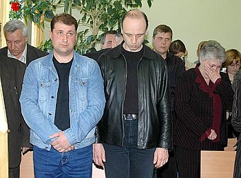 Родственники погибших в «Пассаже» требуют пересмотреть оправдательный приговор суда в отношении собственников торгового центра (справа – один из собственников Георгий Геворкян). Фото Сергея Мищихина.