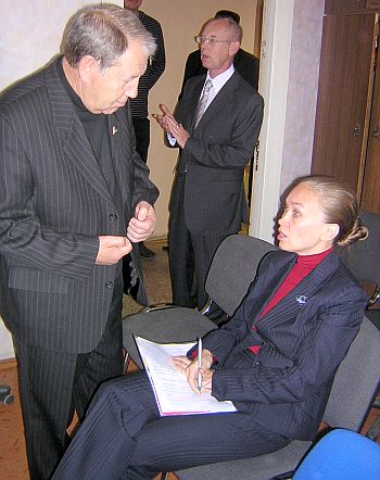 После окончания конференции один из лидеров «эсеров» Коми Лев Зайцев напомнил рядовому члену партии Ларисе Дегтяревой о существовании такого понятия, как «партийная дисциплина». Фото Сергея Сорокина.