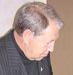 После окончания конференции один из лидеров «эсеров» Коми Лев Зайцев напомнил рядовому члену партии Ларисе Дегтяревой о существовании такого понятия, как «партийная дисциплина». Фото Сергея Сорокина.