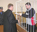 Адвокат Александр Болотов (второй слева) выразил убежденность в том, что его подзащитному Юрию Екишеву (крайний справа) следует вынести оправдательный приговор. Фото Андрея Влизкова.